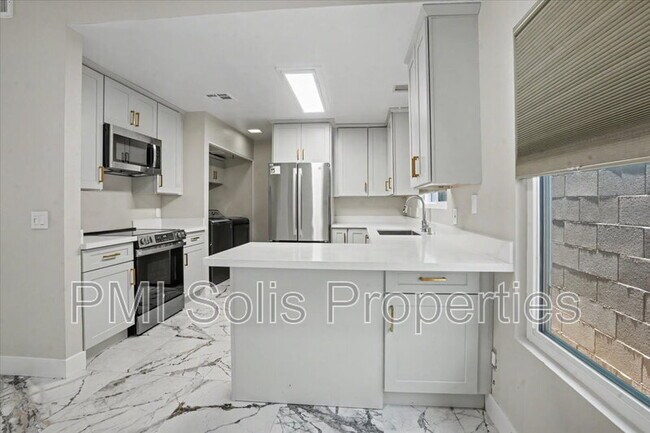 Building Photo - 1510 E Taro Ln