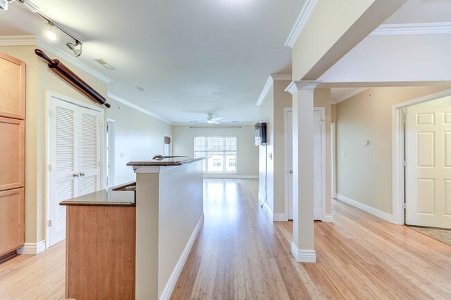 Building Photo - SPACIOUS 2-Bed, 2-Bath Condo WITH POOL, HO...