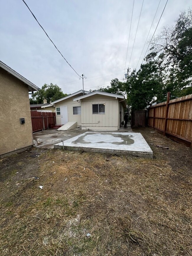 Building Photo - TAKE A LOOK AT THIS LOVELY HOME!