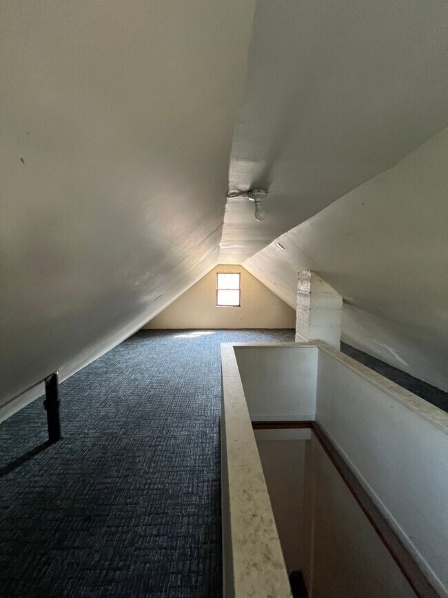 Building Photo - Cute 2 Bedroom with Backyard Located in No...