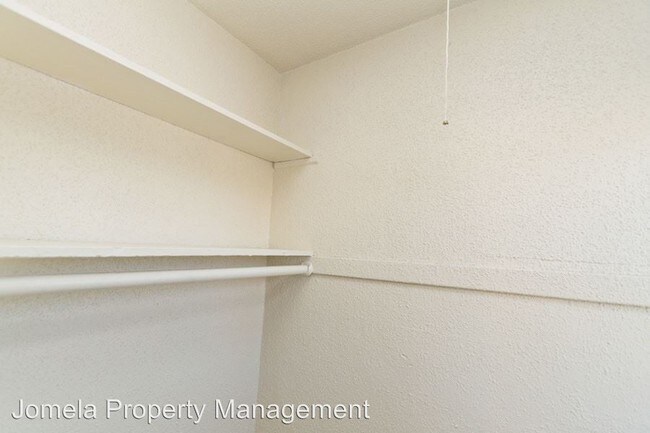 Building Photo - 2803 W Kilbourn Ave