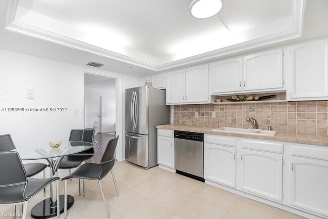 Foto del edificio - 2 br, 2 bath Condo - 3200 Port Royale Dr N...