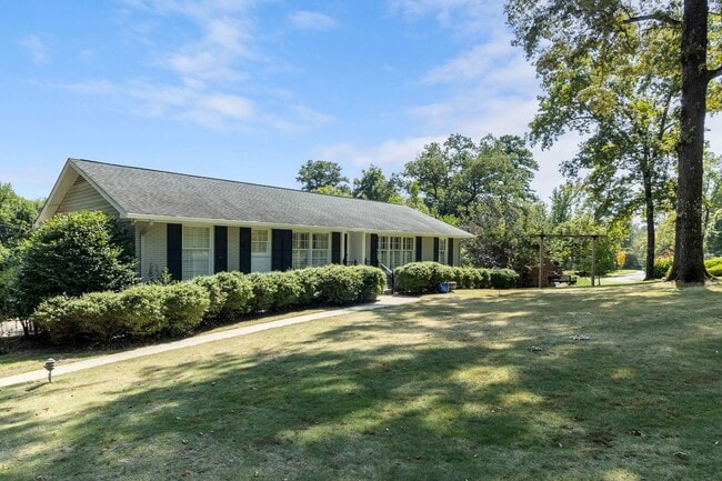 Foto del edificio - Mountain Brook Living: 3BR Main, Hardwoods...