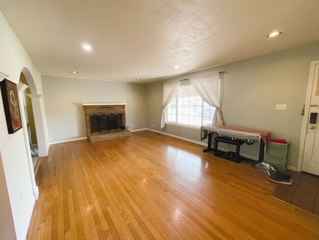 Building Photo - Single family rancher with 3 beds and 2 baths