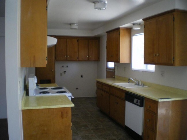 Building Photo - 880 Evergreen St
