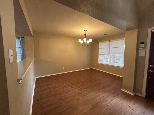 Building Photo - BEAUTIFUL 4 BR/2BTH HOUSE LOCATED IN CIBOL...