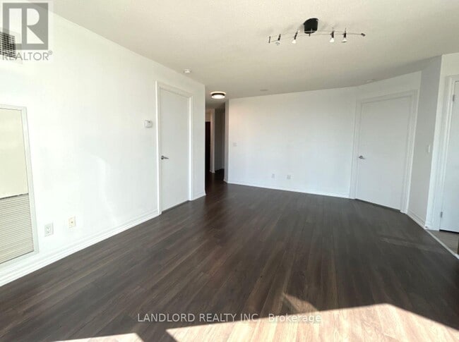 Building Photo - 16 Yonge St