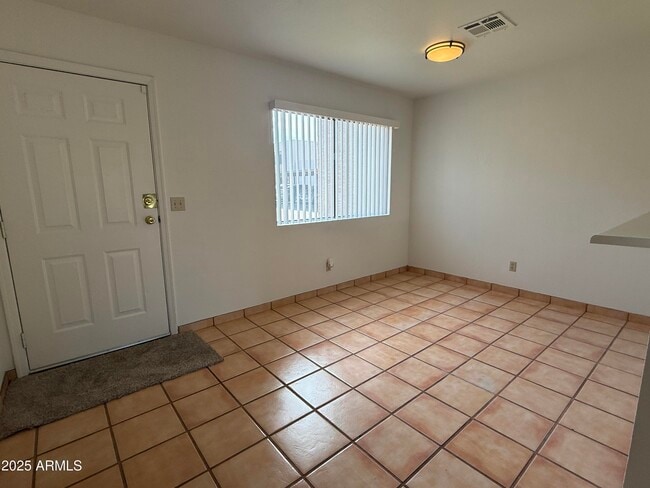 Foto del edificio - 611 W 13th St