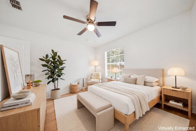 Foto del edificio - Beautifully Renovated 3BR/2BA Home with Fireplace, Fenced Yard & Garage in Timber Lake!