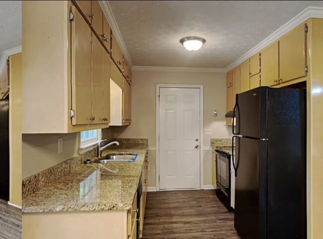 Building Photo - 1904 Pond Ridge Ct