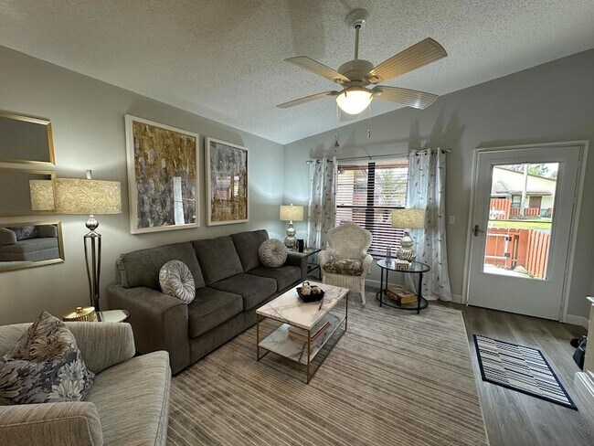 Building Photo - 8075 SE Villa Cir