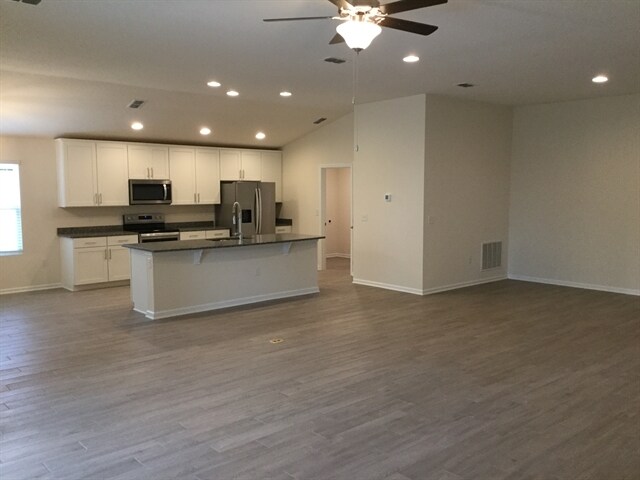 Building Photo - 297 N Hamilton Springs Road