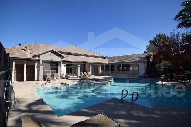 Building Photo - $500 move in rent concession. Discover Your Ideal Home: GROUND FLOOR 2 Bedroom/2 full bath Condo ...