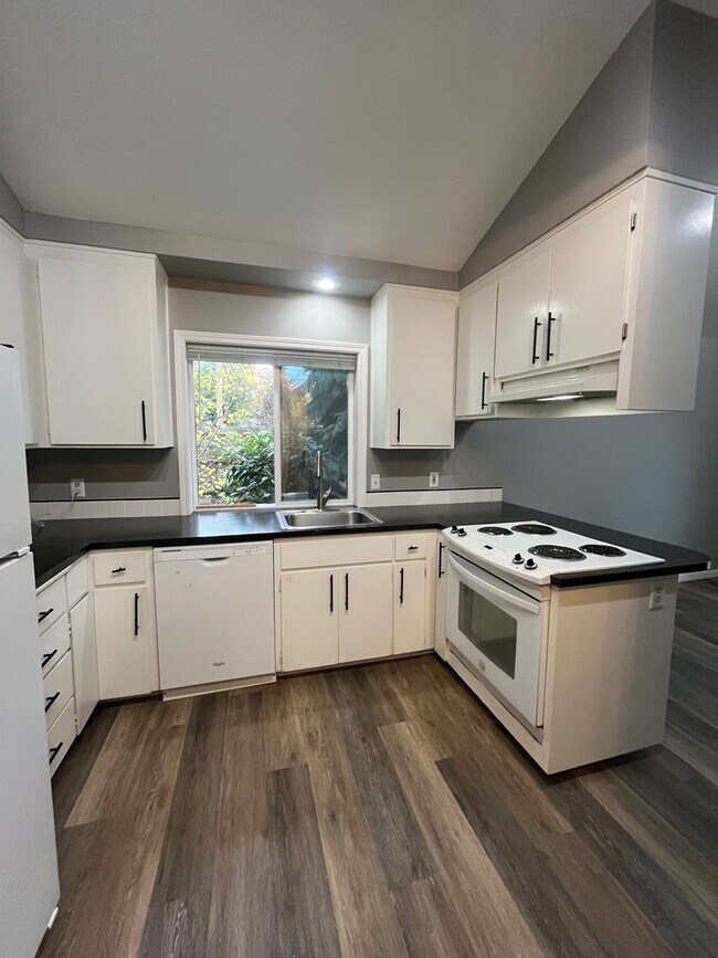 Foto del edificio - 2-Bedroom 1 1/2-Bathroom townhouse style d...