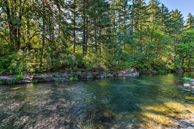 Foto del edificio - 37462 Row River Rd