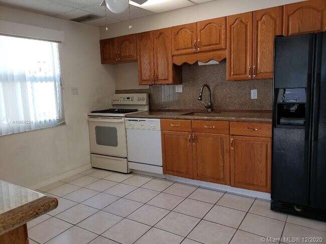 Building Photo - 2016 N Suzanne Cir