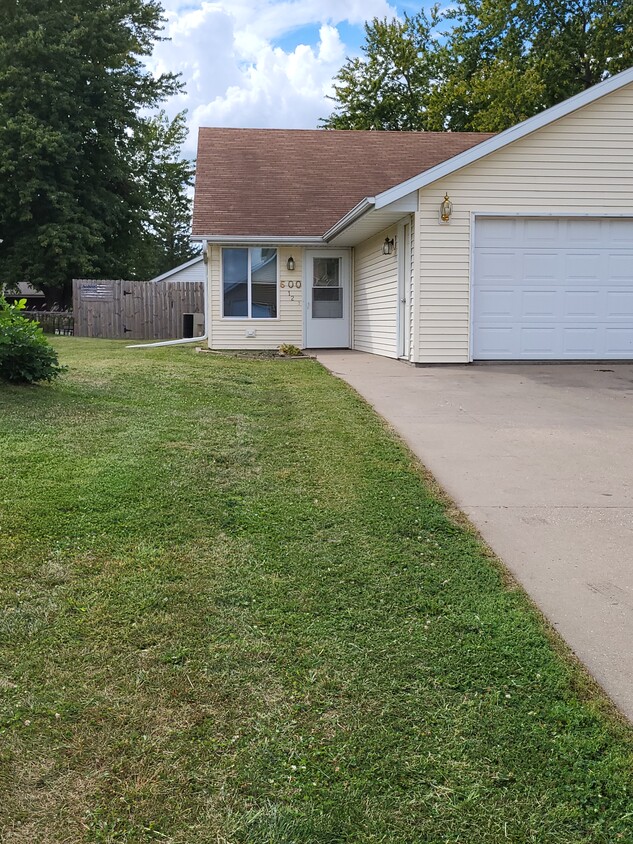 Front yard, garage and driveway parking - 600 Crestview Dr
