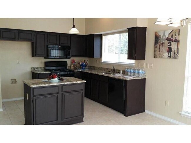 Building Photo - Huge corner lot 3/2.5/2 in Cedar Hill comi...