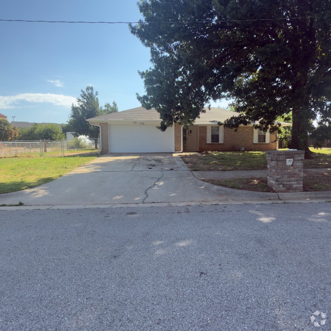 Building Photo - 100 Lochwood Cir