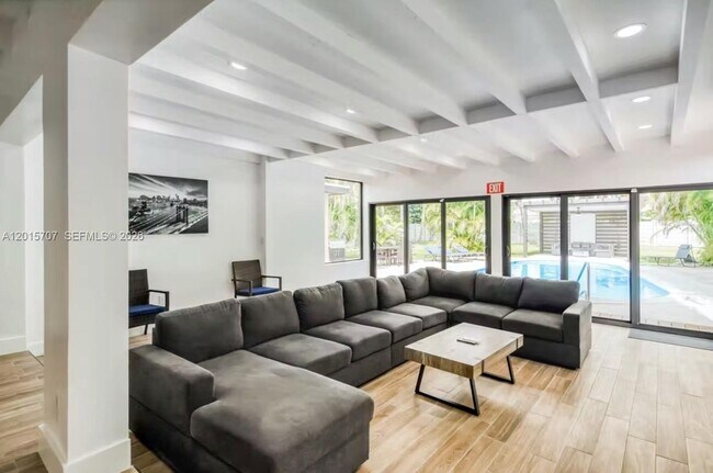Foto del edificio - 2639 Monroe St