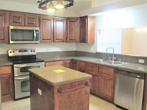 Foto del edificio - 807 Hickory Knolls Dr