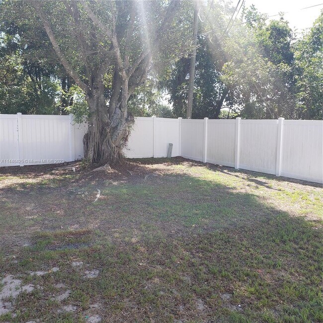 Building Photo - 8678 SE Oleander St
