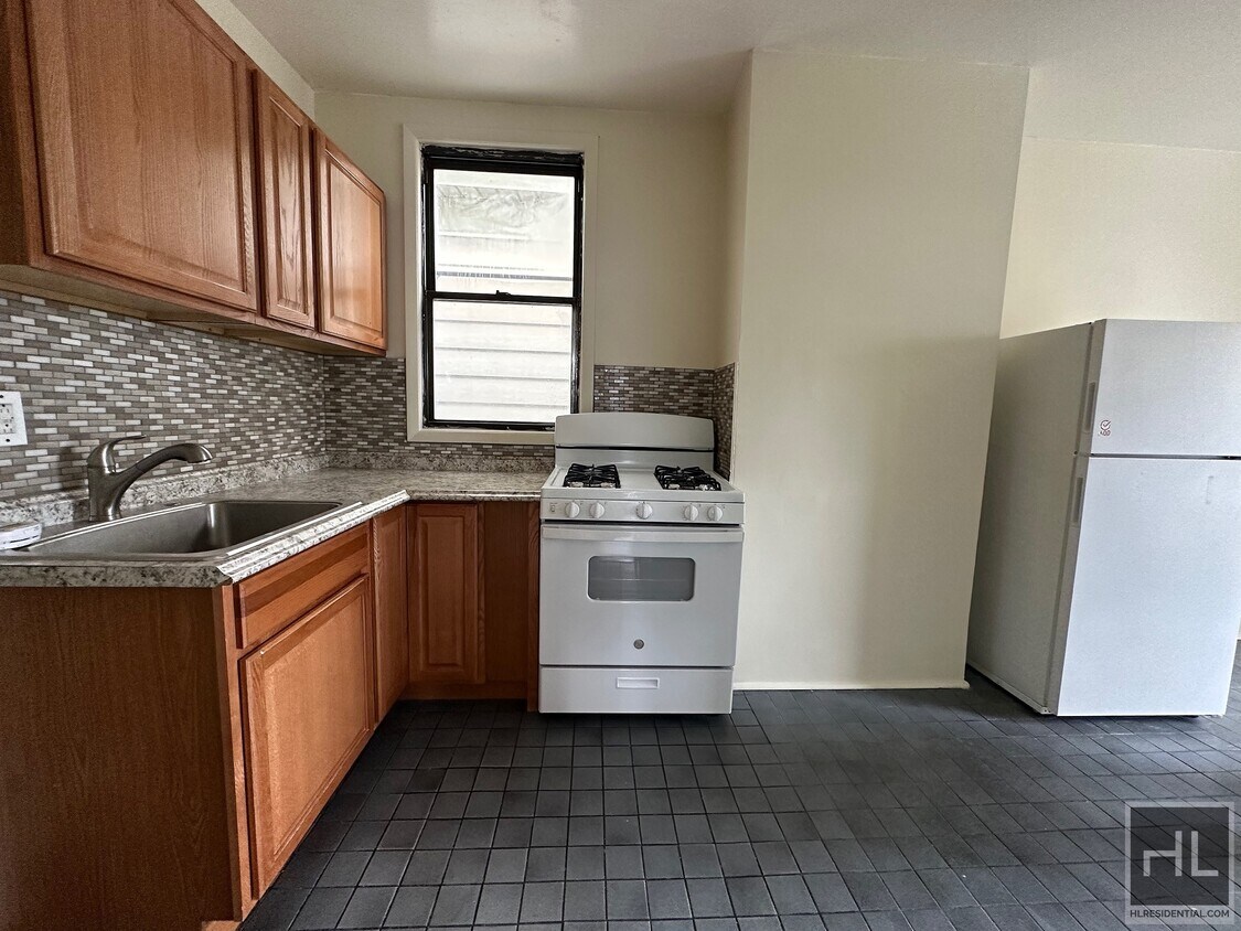 Primary Photo - 95 AVENUE