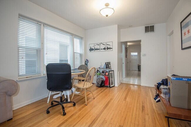 Foto del edificio - 3834 N Hermitage Ave