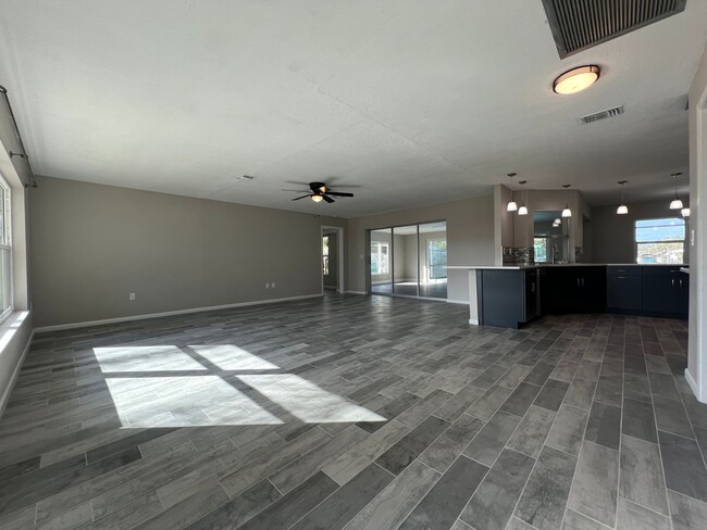 Foto del edificio - $2,695 ** Annual ** Custom, Renovated Pool...