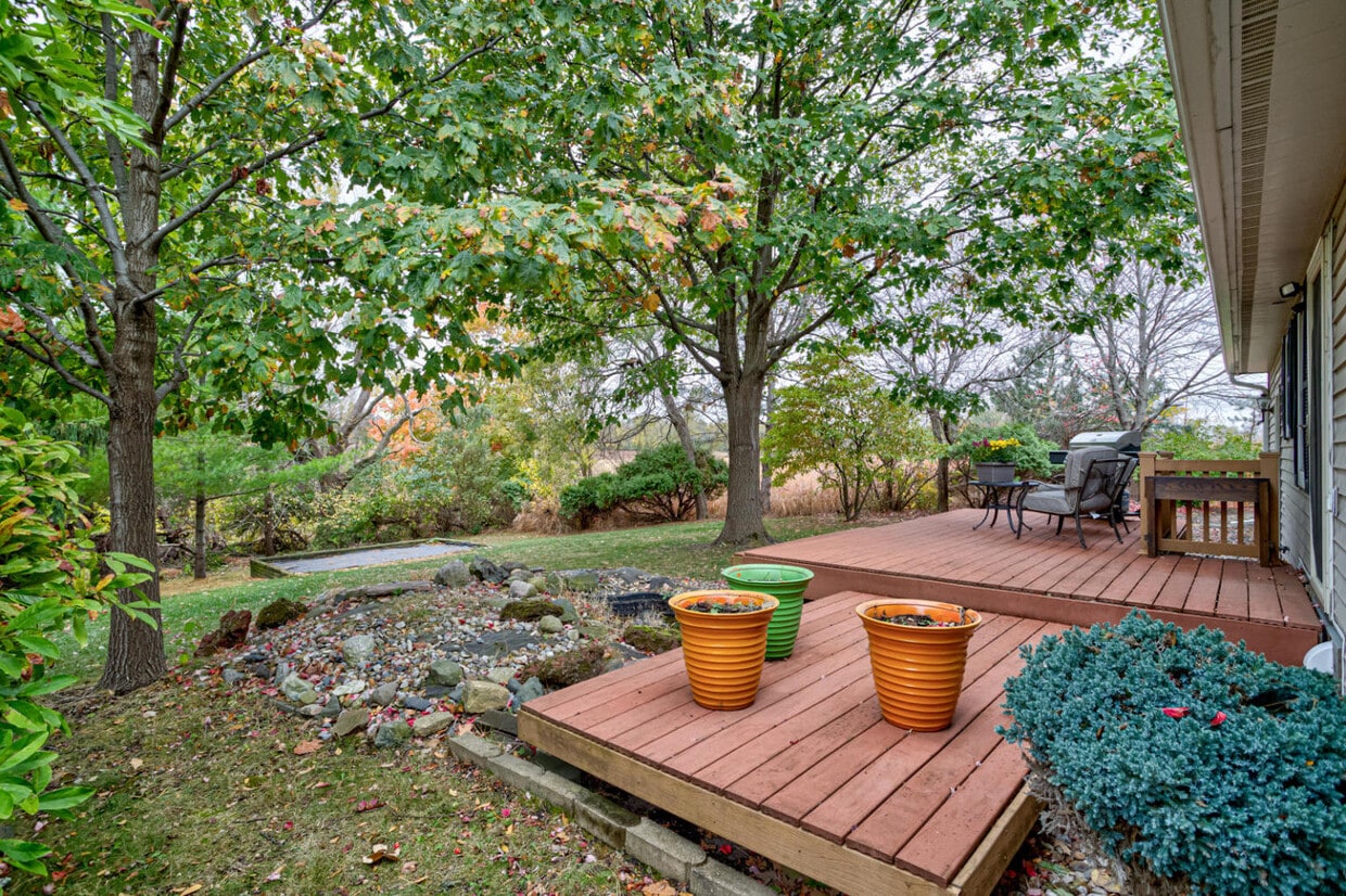 Large deck - 5428 Norris St
