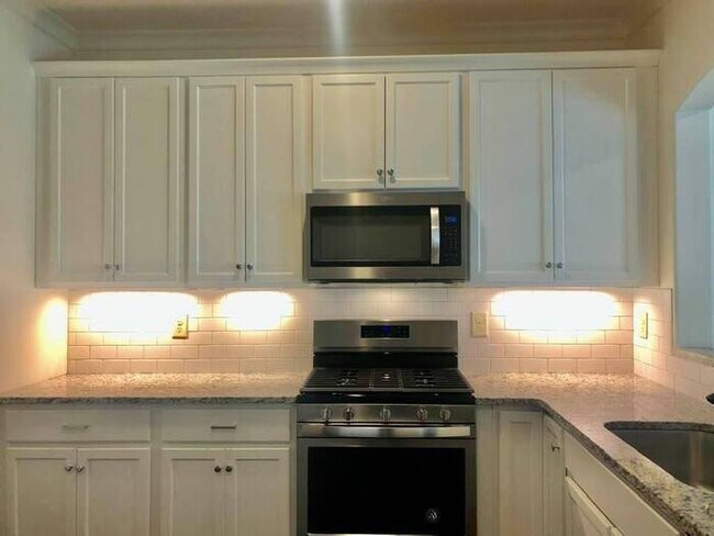 Foto del edificio - 4 bedroom in gated community w/fenced yard!