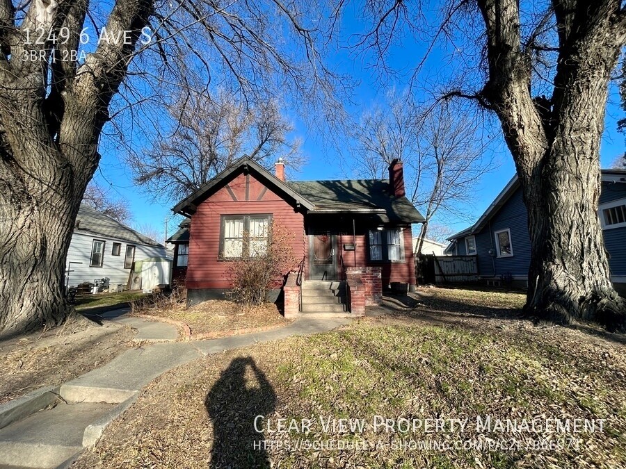 Photo principale - 3 bedroom-2 bathroom fully fenced home with garage! ? Showings available at (403) 393-8070 ?