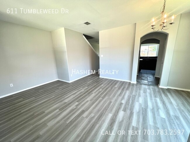 Foto del edificio - Stunning 5 Bedroom 3.5 Bath Home Available...