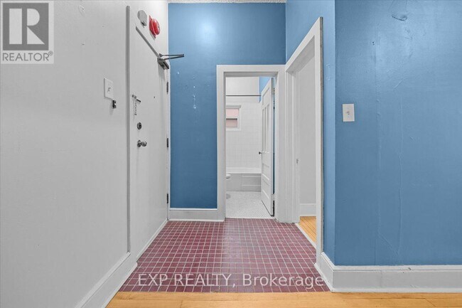Building Photo - 484 Gilmour St