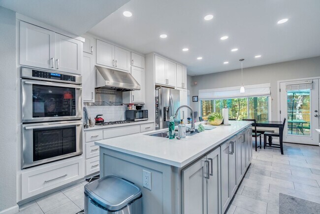 Foto del edificio - 10803 Sans Souci Pl