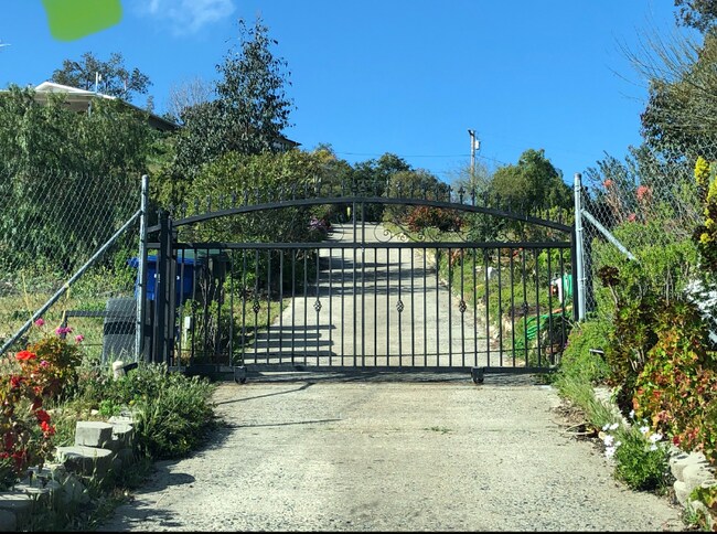 Foto del edificio - 2468 Vickers Rd