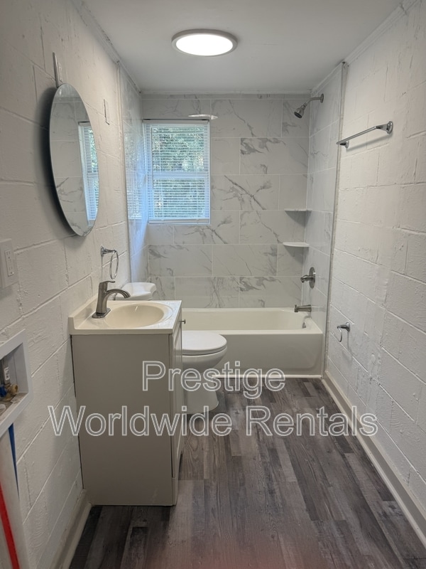 Building Photo - 110 Moore St