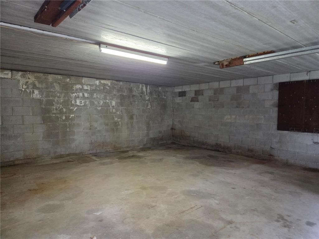 Building Photo - 6015 Aspen Rd