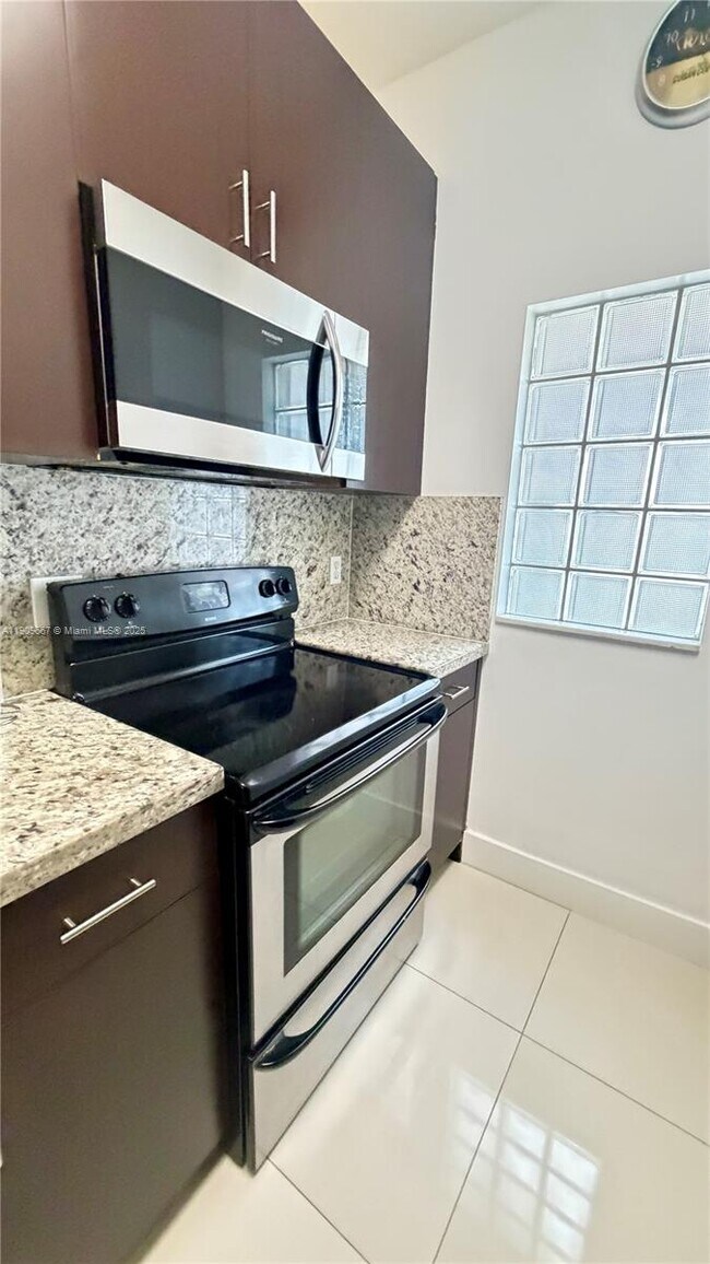 Foto del edificio - 695 SW 11th St