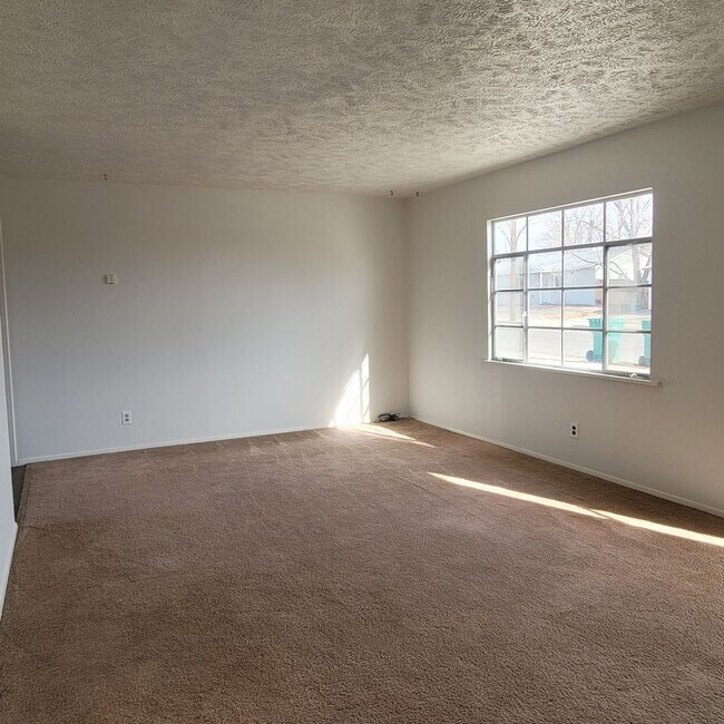 Building Photo - Darling 2 Bedroom Home