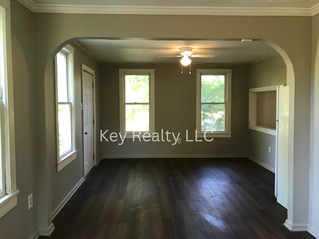 Building Photo - 210 Ball St