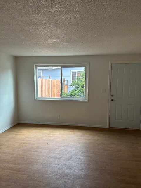 Foto del edificio - 1735 Crater Lake Ave