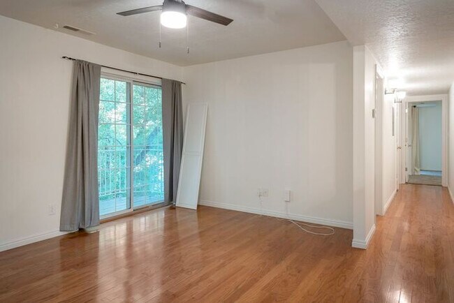 Foto del edificio - Top Floor Provo condo w private balcony