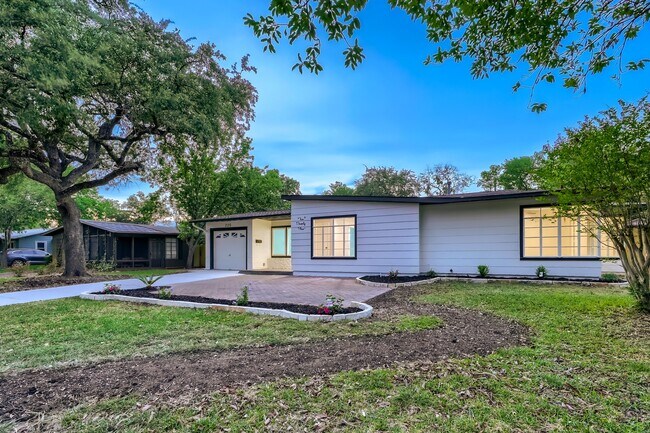 Photo - 225 Seford Dr House