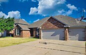 Primary Photo - Spacious 4 Bed 3 Bath Home in the Heart of...