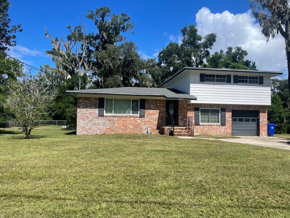 Primary Photo - 2113 Holly Leaf Ln