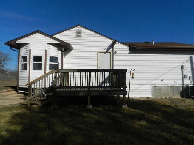 Building Photo - Cute house with a nice fenced yard