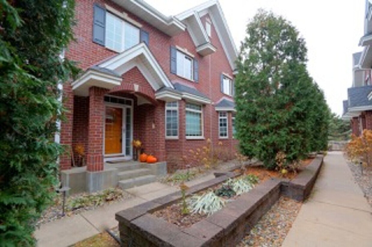 Primary Photo - Updated town home in Dancing Water Communi...