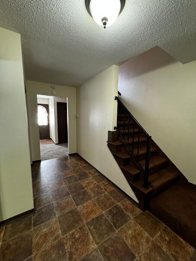 Foto del edificio - Spacious 4 Bedroom Home for Rent