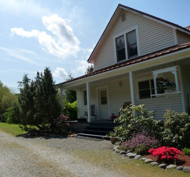 Building Photo - 6180 Saxon Rd